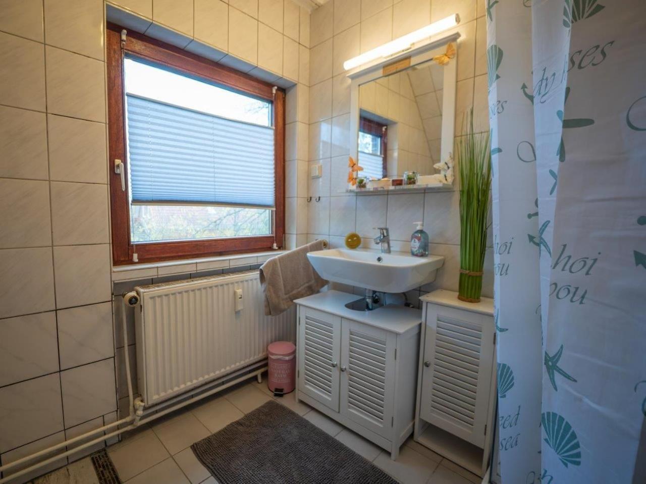 194 Fewo Dat Luetjehuus Mit Dachterrasse Im Ersten Stock Luetjenburg Bagian luar foto